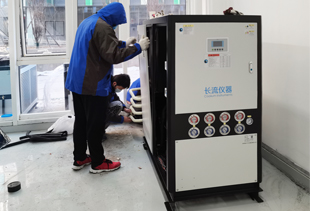 工業(yè)冷水機(jī)的類型有風(fēng)冷式和水冷式